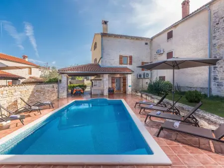 Maison en pierre Peresiji, piscine et cuisine extérieure : photo 2
