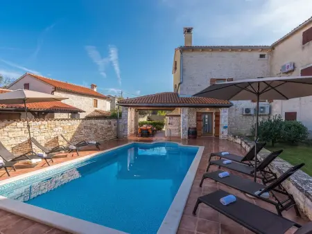 Maison en pierre Peresiji, piscine et cuisine extérieure : photo 3