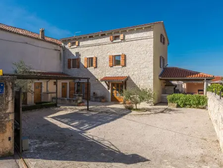 Maison en pierre Peresiji, piscine et cuisine extérieure : photo 4