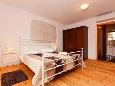 Maison en pierre Peresiji, piscine et cuisine extérieure : photo 6