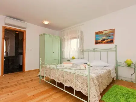 Maison en pierre Peresiji, piscine et cuisine extérieure : photo 8