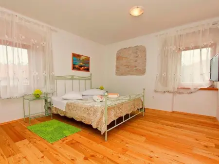 Maison en pierre Peresiji, piscine et cuisine extérieure : photo 9