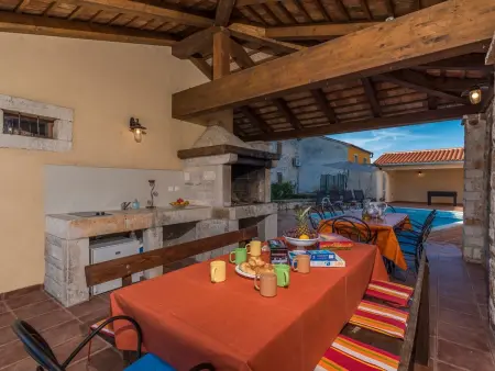 Maison en pierre Peresiji, piscine et cuisine extérieure : photo 31