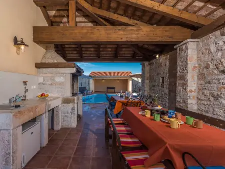 Maison en pierre Peresiji, piscine et cuisine extérieure : photo 33