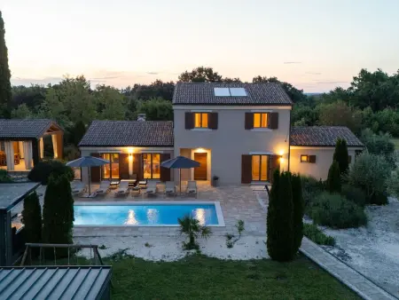 Villa Bonassini, maison 11 pers. avec piscine à Bokordici