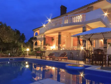Villa Natalia Peroj – Maison 10 pers. piscine privée