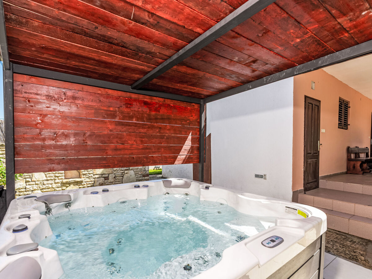 Marmelo – Maison avec jacuzzi privatif à Peroj - Photo 9