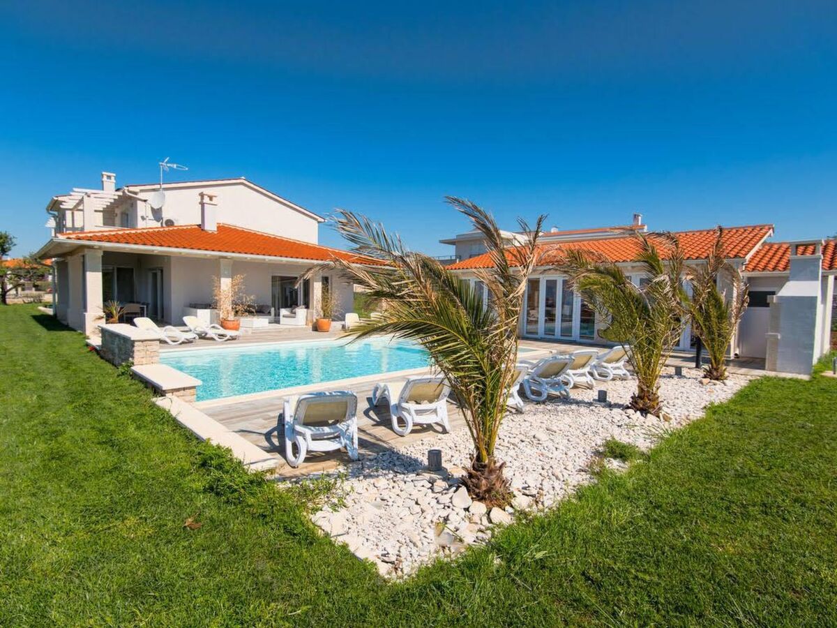 Villa avec piscine d'eau salée, sauna et jacuzzi à Vodnjan - Photo 1