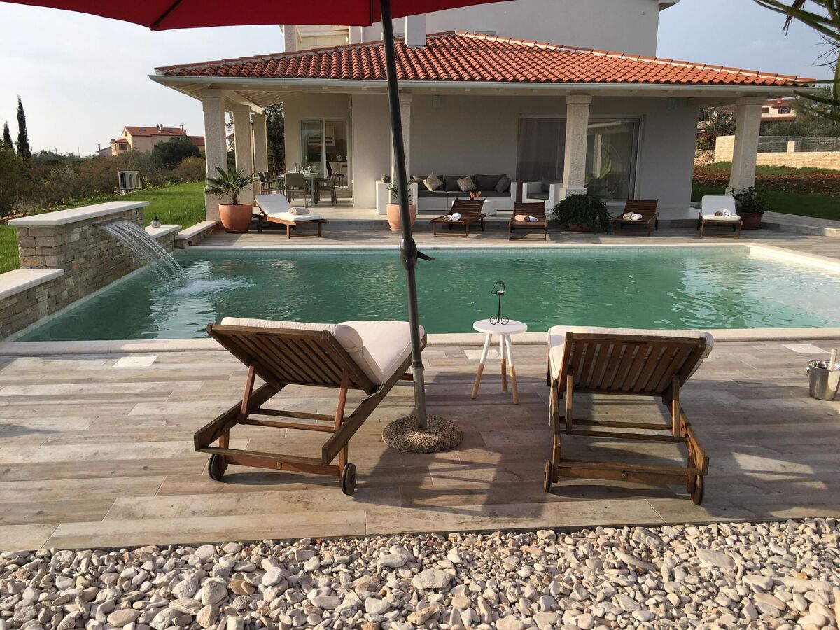 Villa avec piscine d'eau salée, sauna et jacuzzi à Vodnjan - Photo 24
