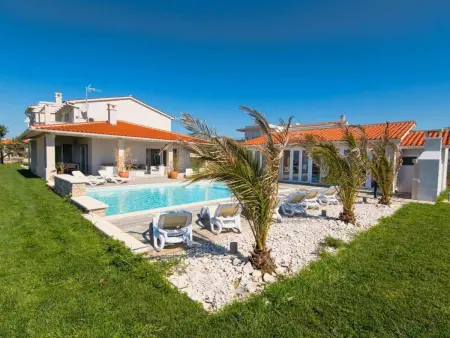 Villa avec piscine d'eau salée, sauna et jacuzzi à Vodnjan