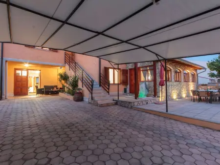 Maison 13 chambres avec piscine chauffée à Vinkuran : photo 3