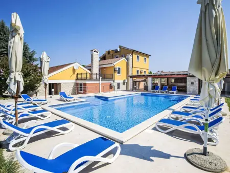 Villa Suzanne, 16 personnes, piscine 80 m² à Banjole : photo 2