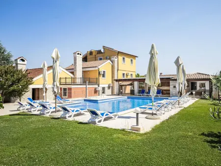 Villa Suzanne, 16 personnes, piscine 80 m² à Banjole : photo 8