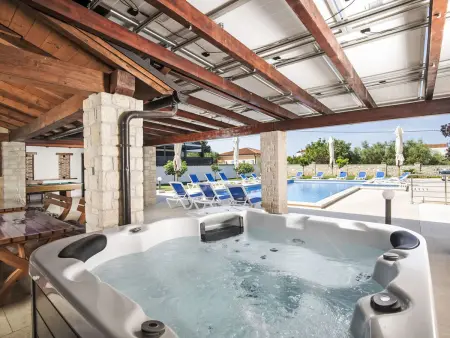 Villa Suzanne, 16 personnes, piscine 80 m² à Banjole : photo 11
