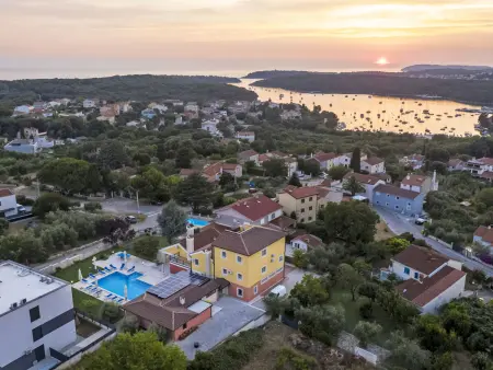 Villa Suzanne, 16 personnes, piscine 80 m² à Banjole : photo 13