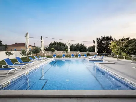 Villa Suzanne, 16 personnes, piscine 80 m² à Banjole : photo 38