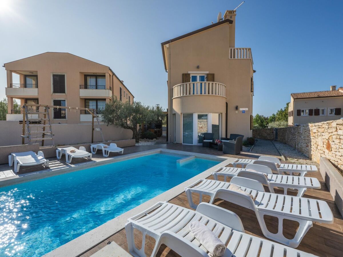 Villa Chiara - 6 chambres, piscine chauffée à Premantura - Photo 3