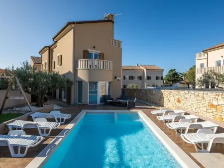 Villa Chiara - 6 chambres, piscine chauffée à Premantura
