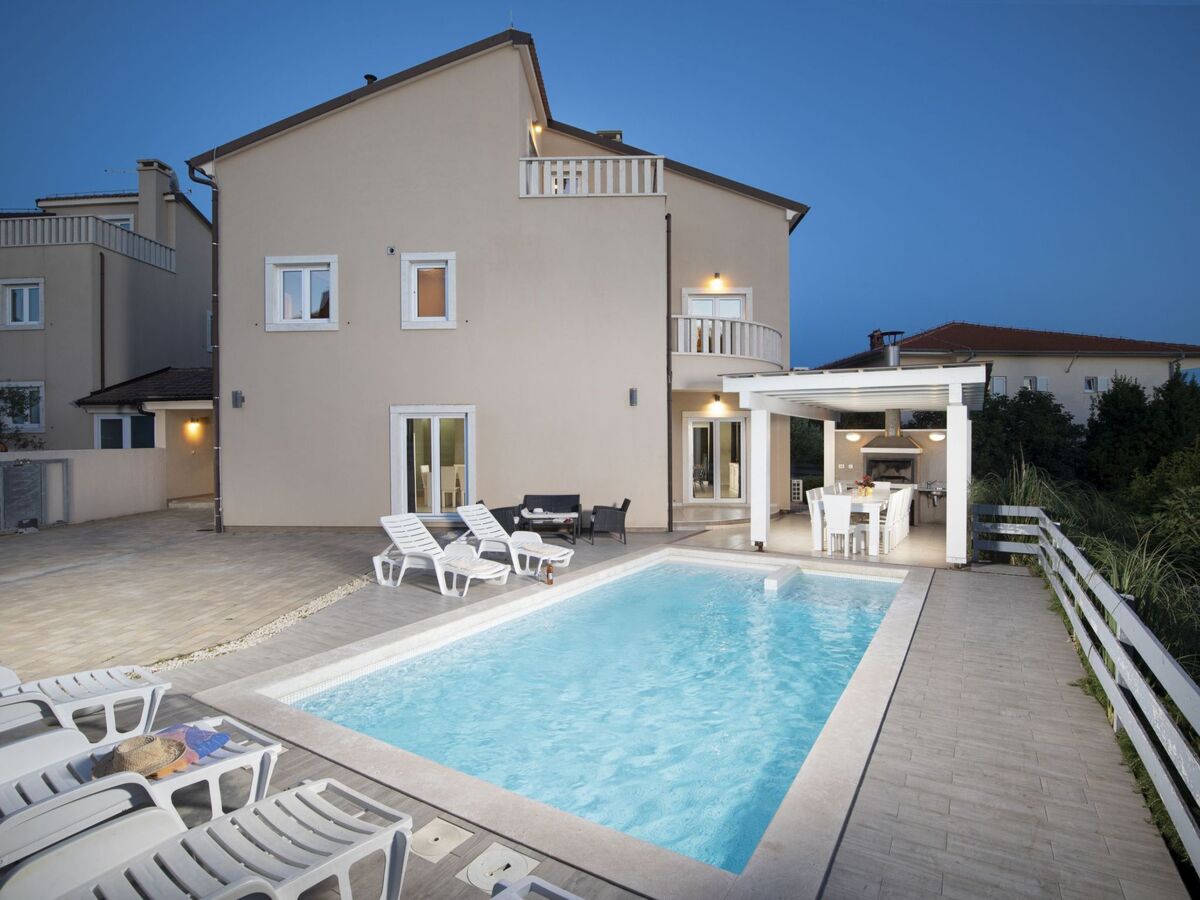 Villa Bianca : 8 chambres, piscine chauffée et sauna à Premantura - Photo 1