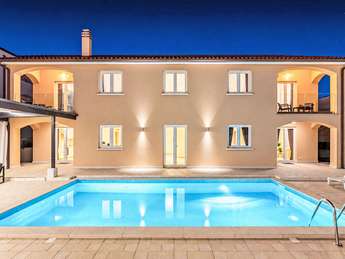 Villa Suzy à Medulin : 6 chambres, piscine privée 38m² - Photo 1