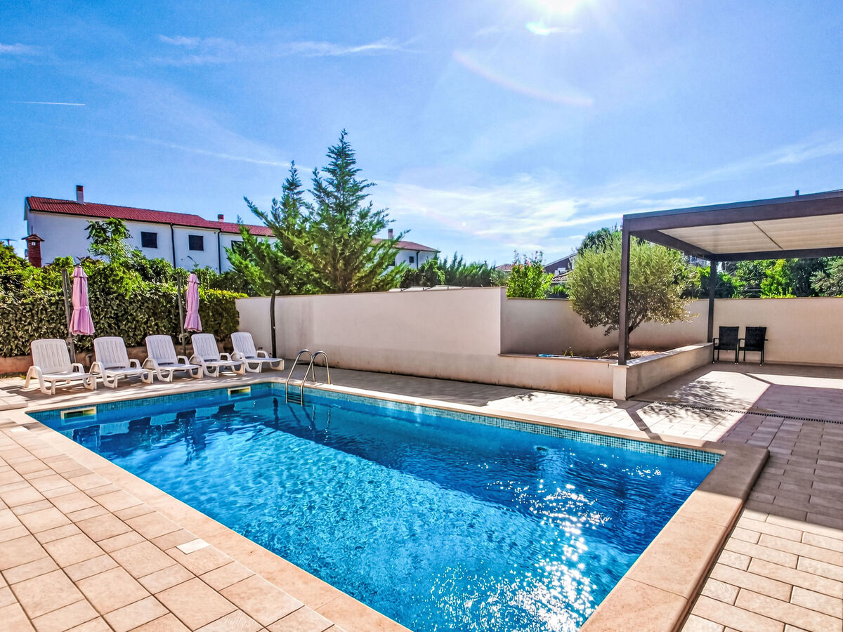 Villa Suzy à Medulin : 6 chambres, piscine privée 38m² - Photo 4