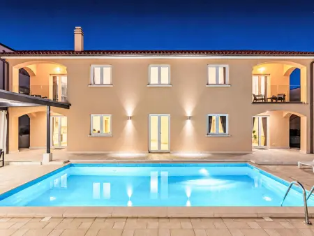 Villa Suzy à Medulin : 6 chambres, piscine privée 38m²