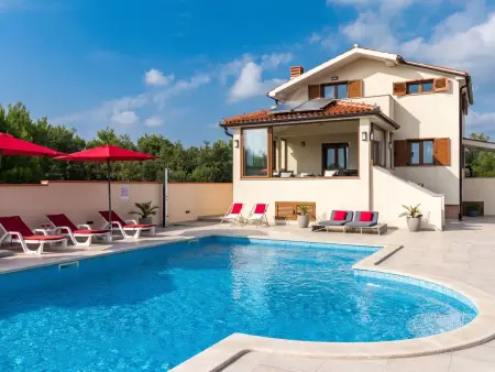 Maison avec piscine privée illuminée à Medulin