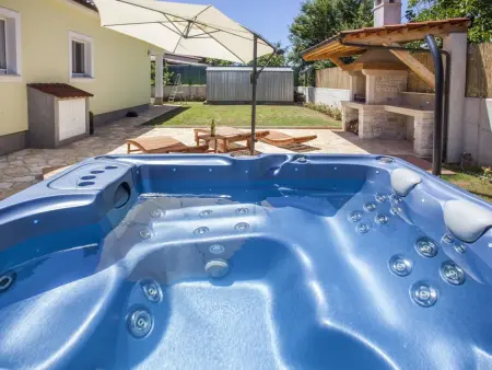 Maison Vinijan avec grand whirlpool illuminé à Medulin : photo 28