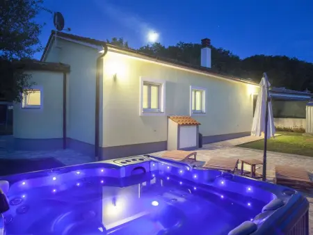 Maison Vinijan avec grand whirlpool illuminé à Medulin : photo 37
