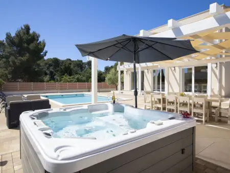 Villa Olivia – Maison 5 chambres, piscine et spa à Ližnjan : photo 3