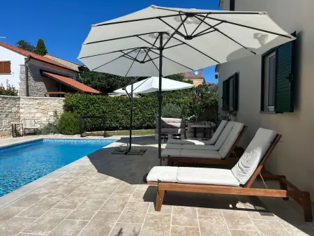 Villa ELMASO, maison 6 pers. avec piscine privée à Krnica