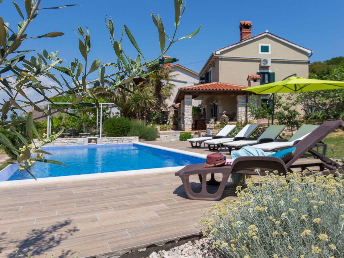 Tonina House : maison de pierre avec piscine à Brovinje - Photo 1