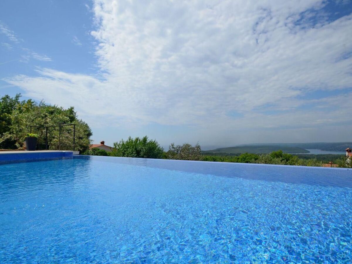 Tonina House : maison de pierre avec piscine à Brovinje - Photo 3