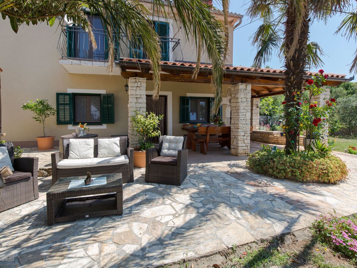 Tonina House : maison de pierre avec piscine à Brovinje - Photo 4