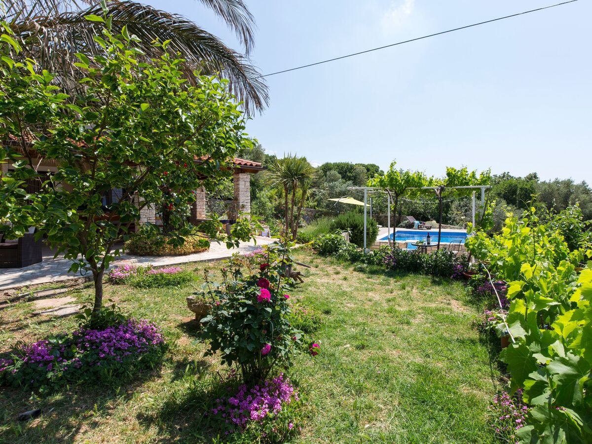 Tonina House : maison de pierre avec piscine à Brovinje - Photo 15