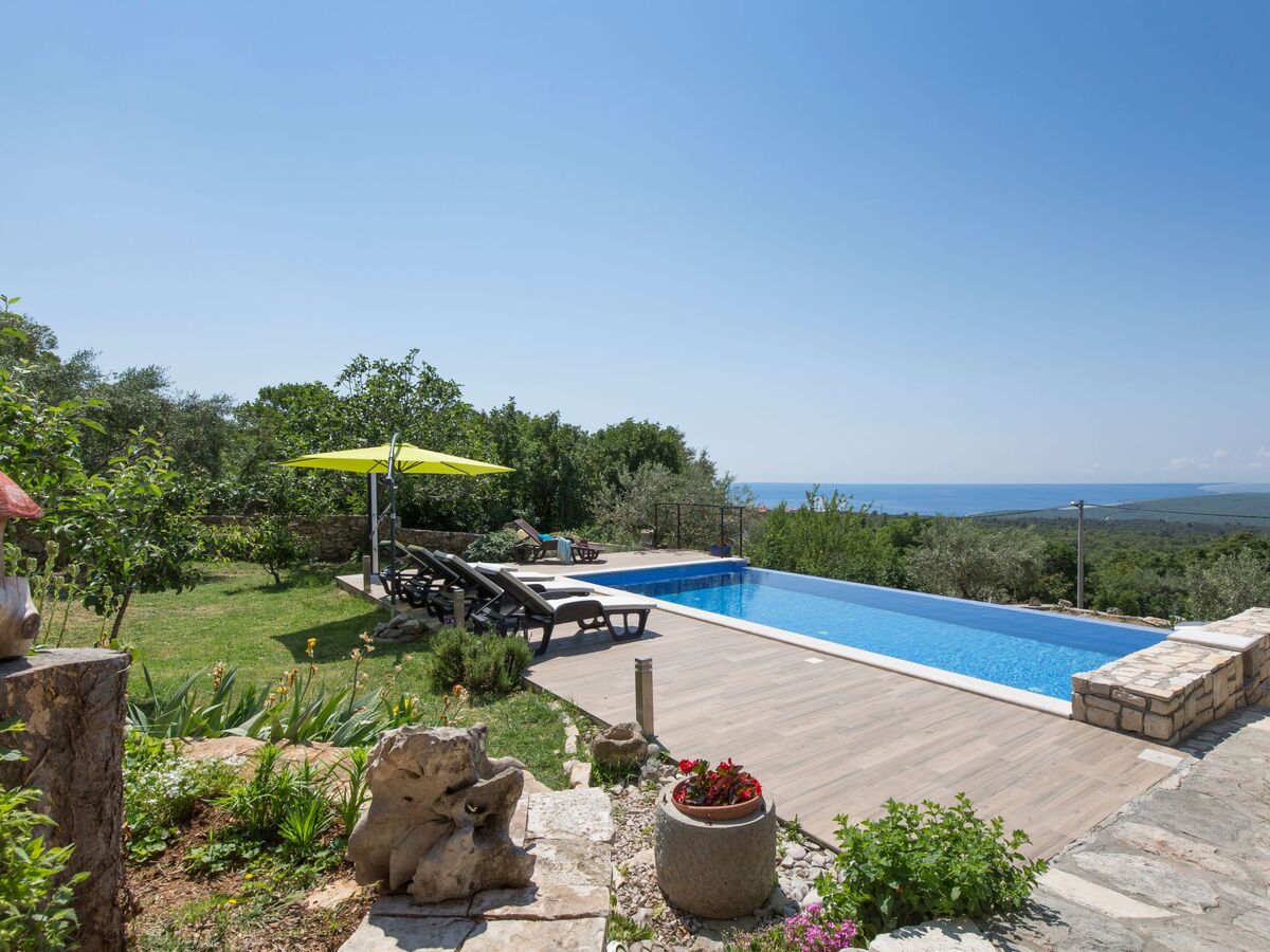 Tonina House : maison de pierre avec piscine à Brovinje - Photo 16