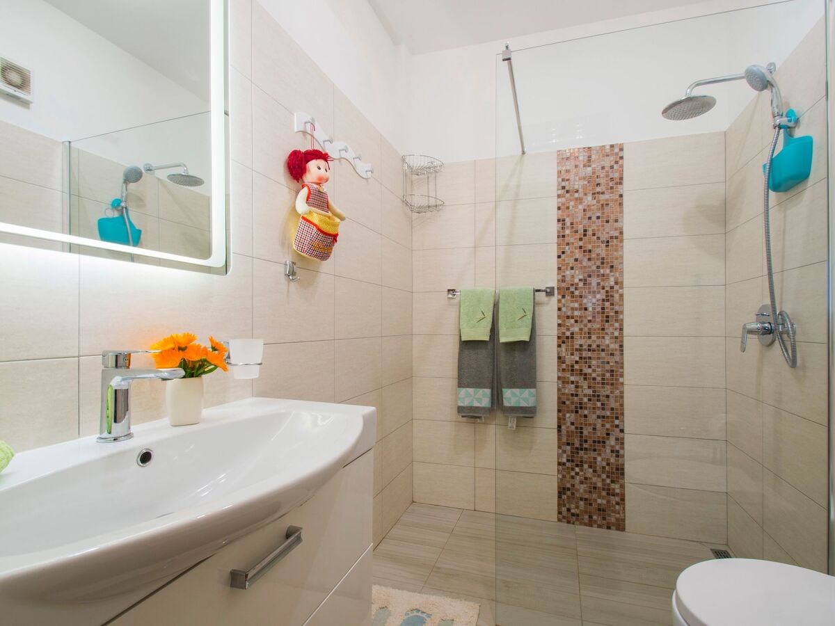Tonina House : maison de pierre avec piscine à Brovinje - Photo 29