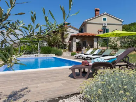 Tonina House : maison de pierre avec piscine à Brovinje