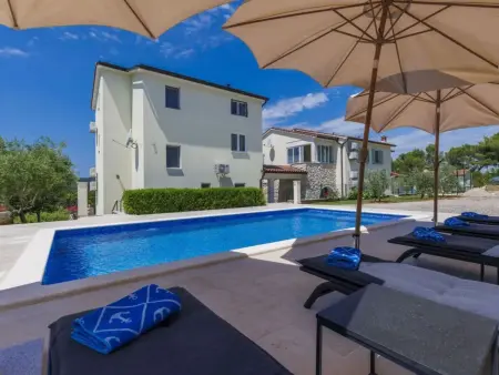 Villa Camellia, maison 6 pers. piscine privée à Trget