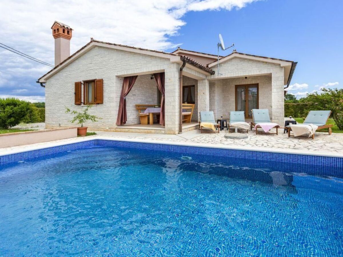 Villa Mirela à Barban, piscine privée et terrasse - Photo 3