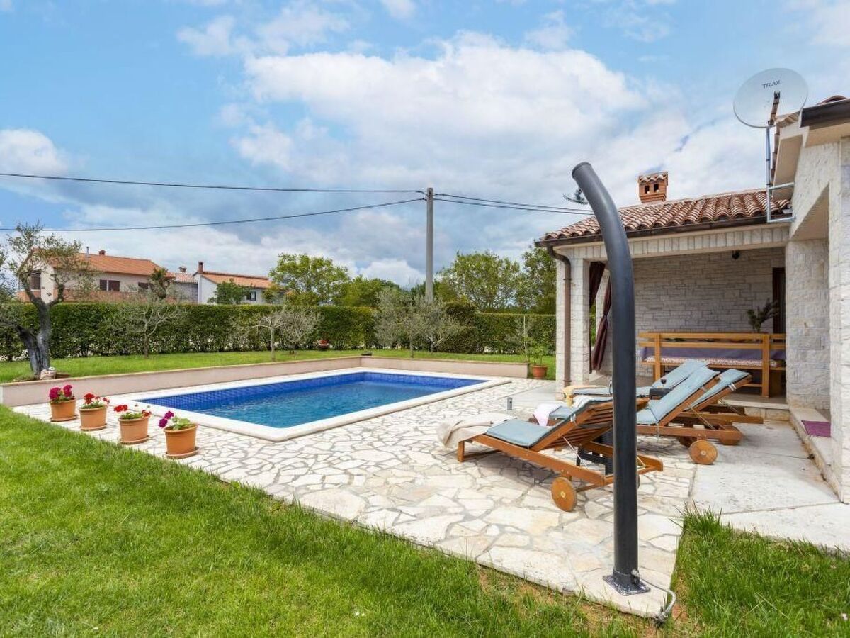 Villa Mirela à Barban, piscine privée et terrasse - Photo 4