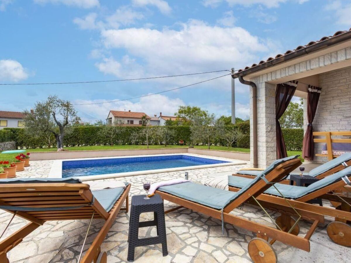 Villa Mirela à Barban, piscine privée et terrasse - Photo 6