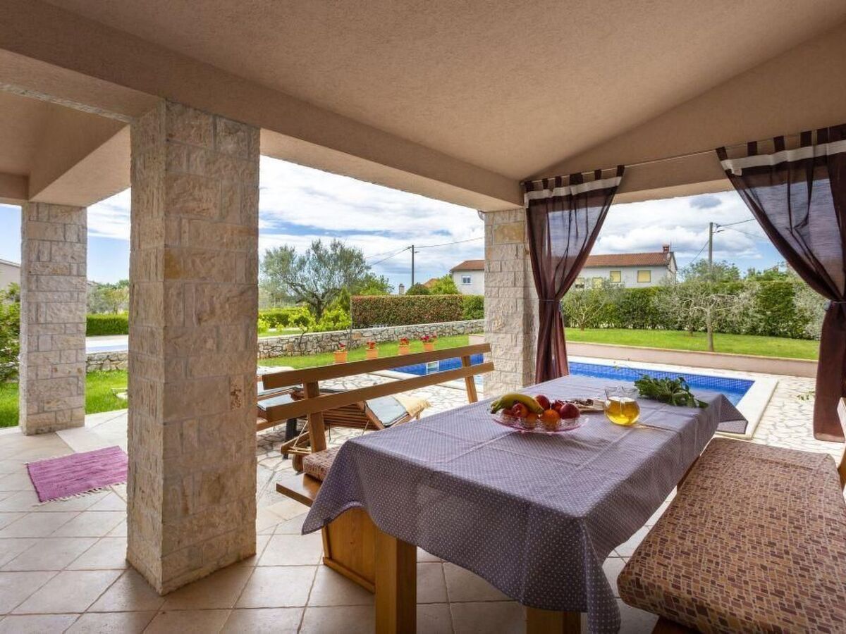 Villa Mirela à Barban, piscine privée et terrasse - Photo 7