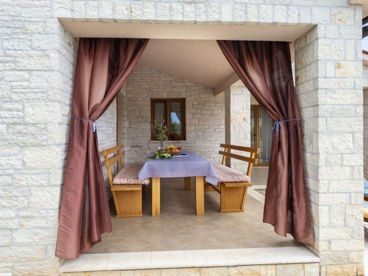 Villa Mirela à Barban, piscine privée et terrasse - Photo 8