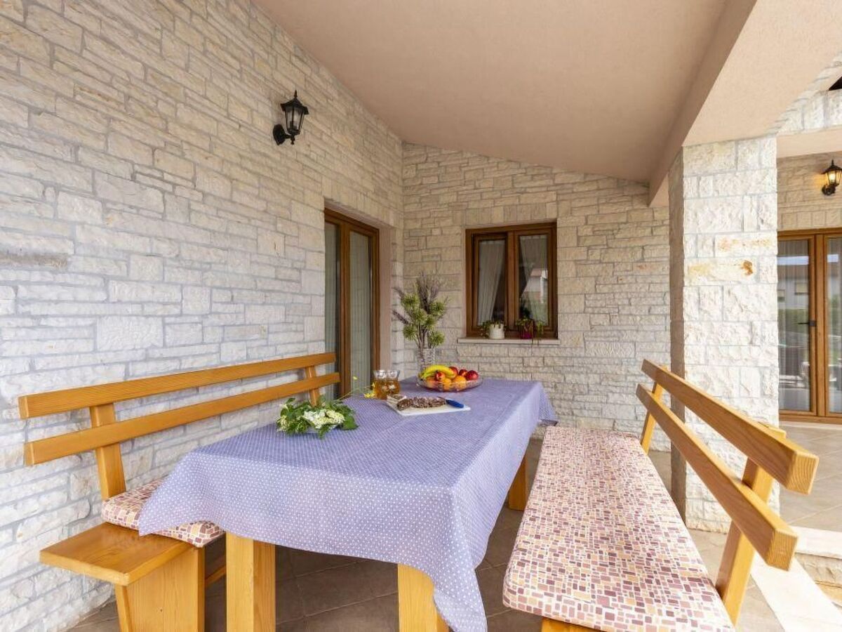 Villa Mirela à Barban, piscine privée et terrasse - Photo 9