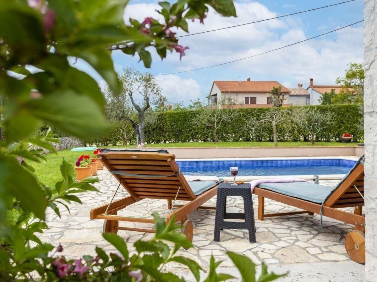 Villa Mirela à Barban, piscine privée et terrasse - Photo 10