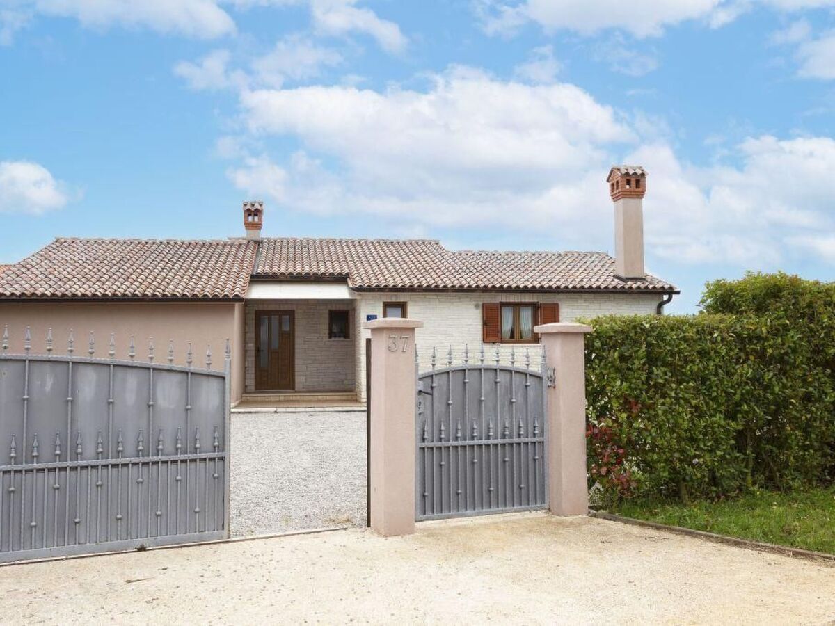 Villa Mirela à Barban, piscine privée et terrasse - Photo 12