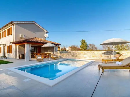 Villa Nima à Barban – maison avec piscine eau salée