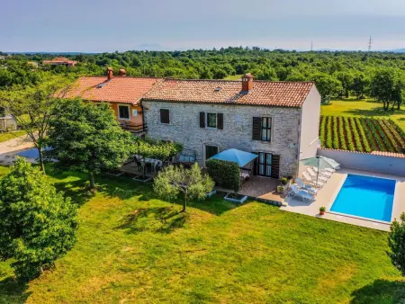 Maison Bulići : 10 personnes, piscine privée 8x4m, 10 000m² de nature
