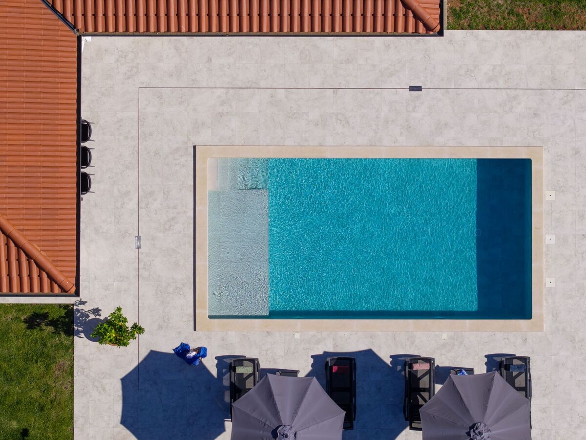 Villa moderne neuve avec piscine à Barban - Photo 8